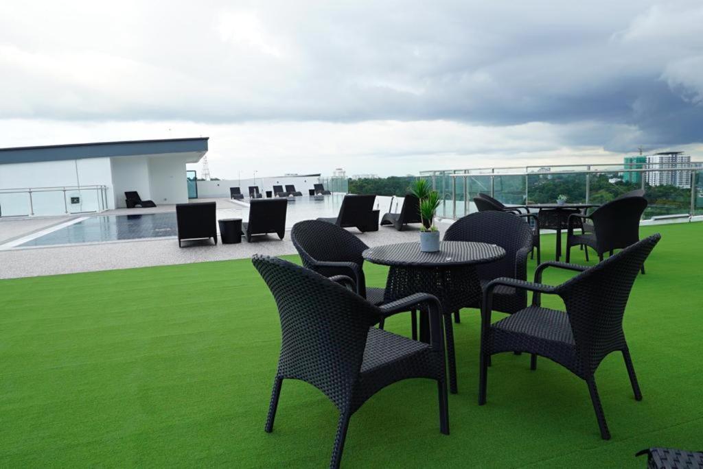 Regatta At Kozi Square Kuching Hotel Exterior photo